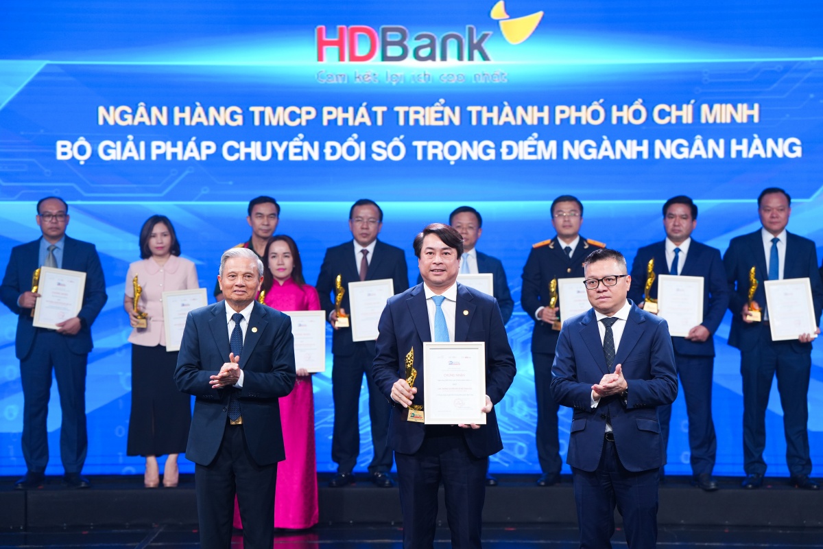 Ông Nguyễn Văn Hảo- Phó Tổng Giám đốc HDBank- đại diện HDBank nhận giải Chuyển đổi số Việt Nam 2025 Ông Nguyễn Văn Hảo- Phó Tổng Giám đốc HDBank- đại diện HDBank nhận giải Chuyển đổi số Việt Nam 2025