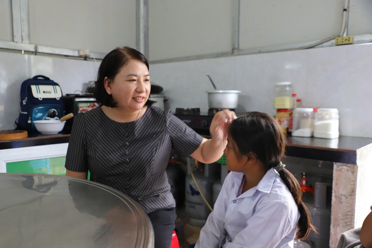 Cô giáo nấu 200.000 suất cơm miễn phí để học trò không bỏ học