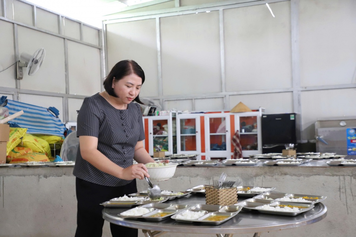 Cô giáo nấu 200.000 suất cơm miễn phí để học trò không bỏ học