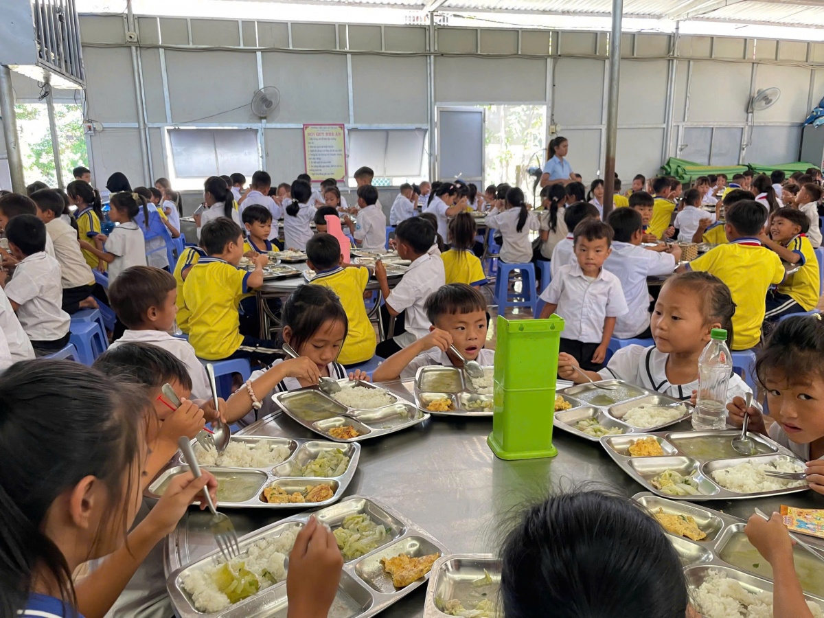 Cô giáo nấu 200.000 suất cơm miễn phí để học trò không bỏ học