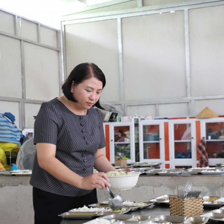 Cô giáo nấu 200.000 suất cơm miễn phí để học trò không bỏ học