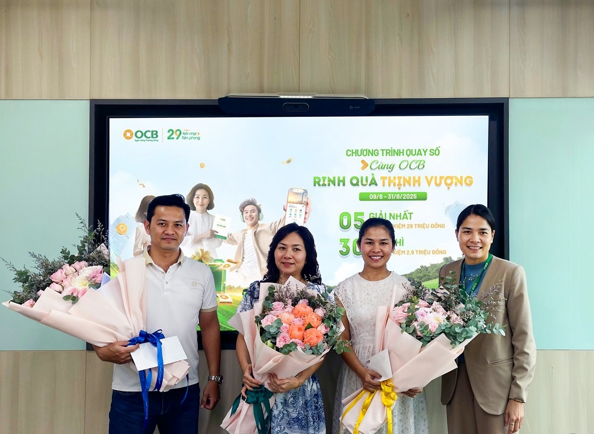 Đại diện OCB trao giải thưởng đến đại diện khách hàng trong buổi quay số Đại diện OCB trao giải thưởng đến đại diện khách hàng trong buổi quay số