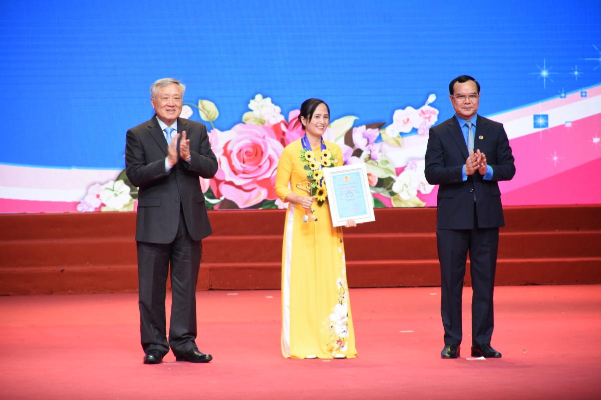 Khát vọng tỏa sáng của phụ nữ Việt Nam ở hai phương diện gia đình và xã hội Khát vọng tỏa sáng của phụ nữ Việt Nam ở hai phương diện gia đình và xã hội