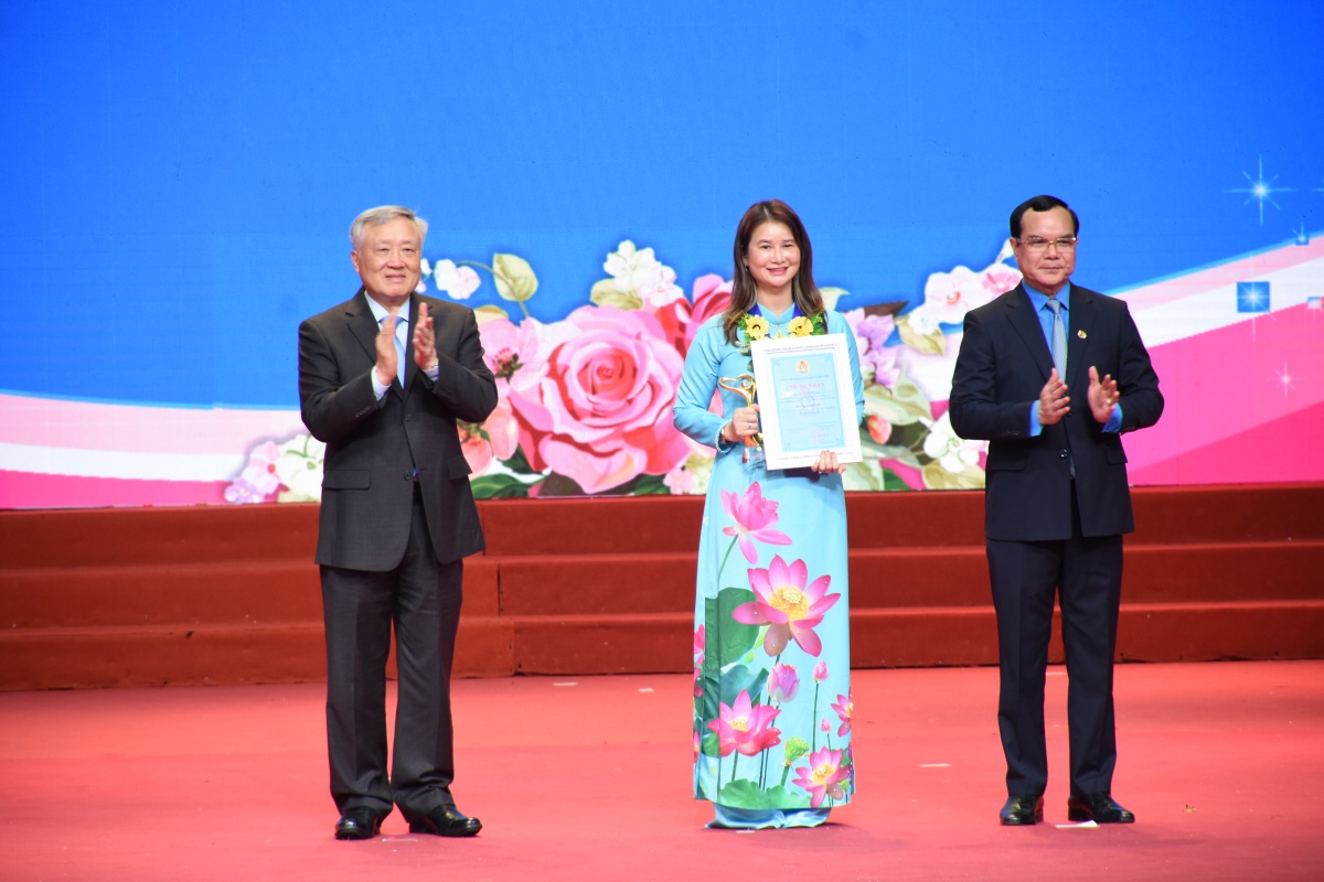 Khát vọng tỏa sáng của phụ nữ Việt Nam ở hai phương diện gia đình và xã hội Khát vọng tỏa sáng của phụ nữ Việt Nam ở hai phương diện gia đình và xã hội