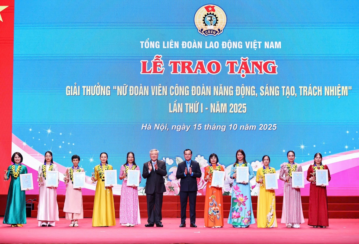 Khát vọng tỏa sáng của phụ nữ Việt Nam ở hai phương diện gia đình và xã hội Khát vọng tỏa sáng của phụ nữ Việt Nam ở hai phương diện gia đình và xã hội