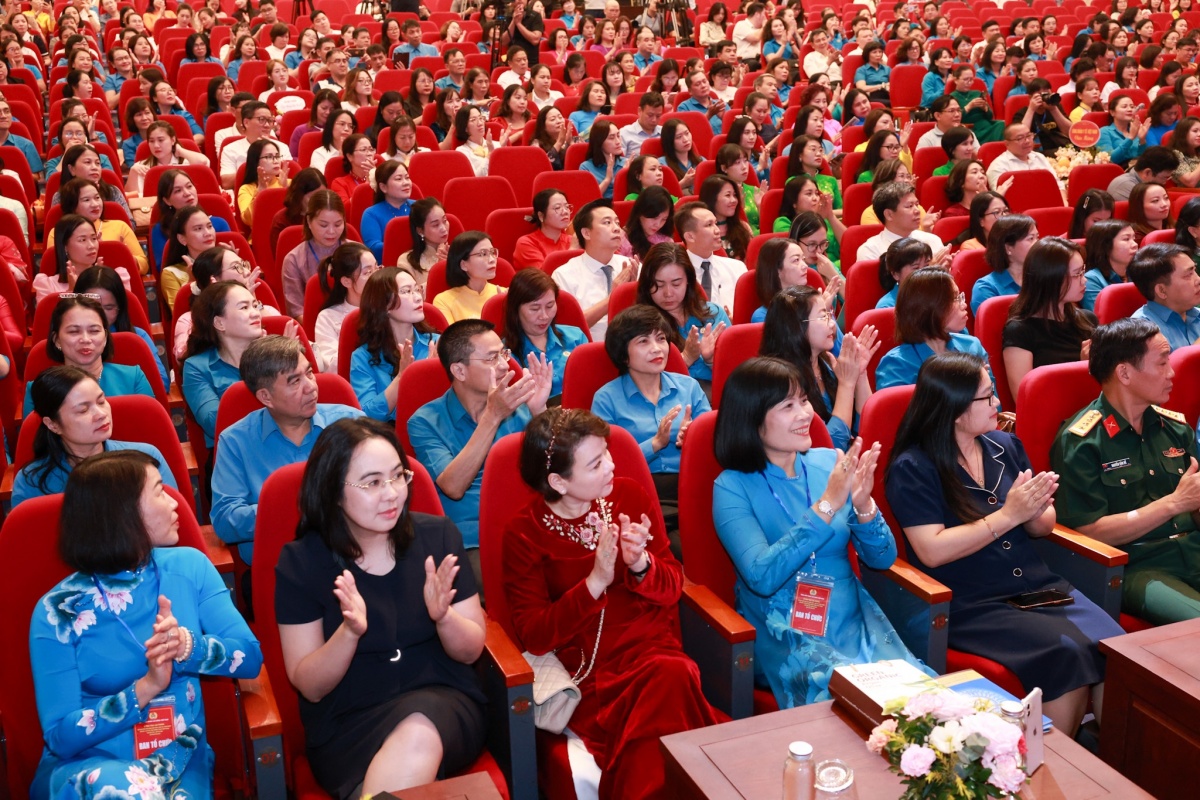 Khát vọng tỏa sáng của phụ nữ Việt Nam ở hai phương diện gia đình và xã hội Khát vọng tỏa sáng của phụ nữ Việt Nam ở hai phương diện gia đình và xã hội