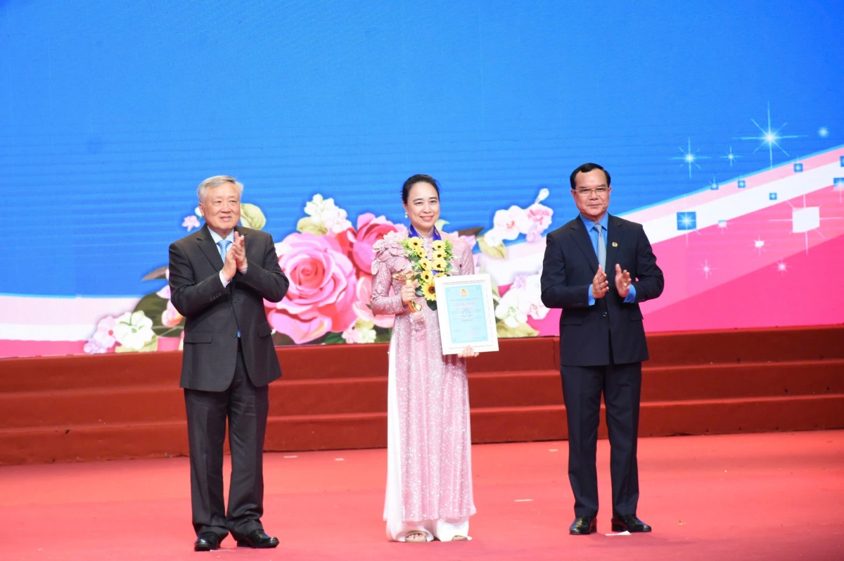 Phụ nữ Việt Nam thời đại mới: Biểu tượng của bản lĩnh, trí tuệ và nhân ái Phụ nữ Việt Nam thời đại mới: Biểu tượng của bản lĩnh, trí tuệ và nhân ái