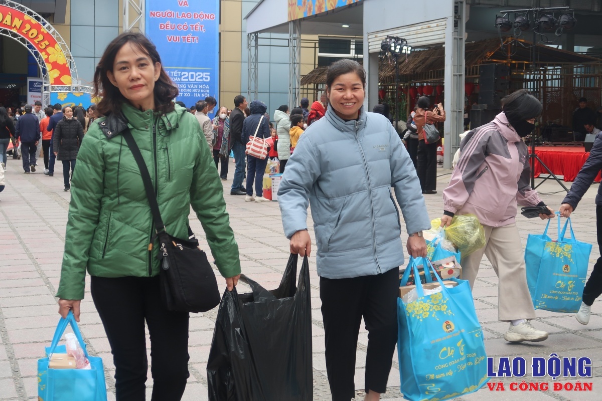 Người lao động phấn khởi mua sắm tại Chợ Tết Công đoàn Hà Nội 2025.
