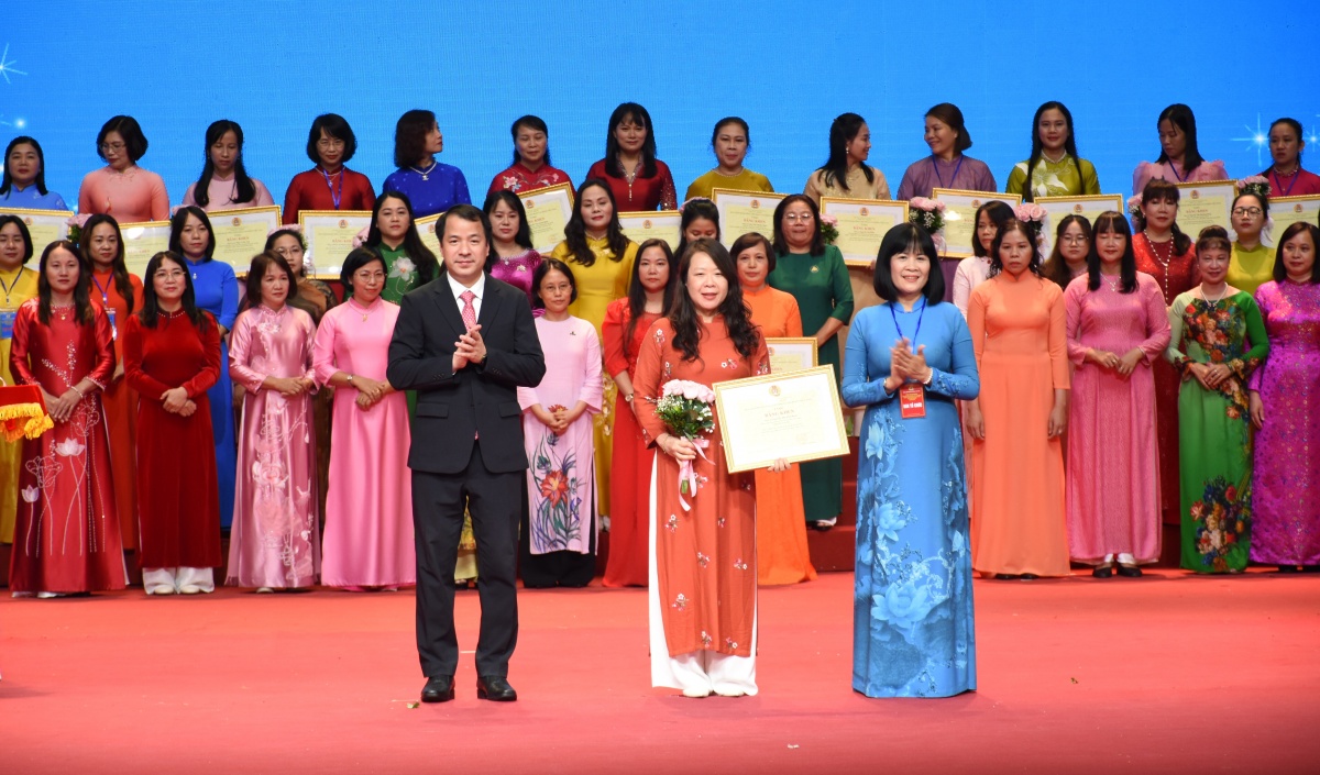 Những bông sen trắng giữa đời thường: Khi “giỏi việc nước, đảm việc nhà” trở thành bản lĩnh của nữ ngành Y