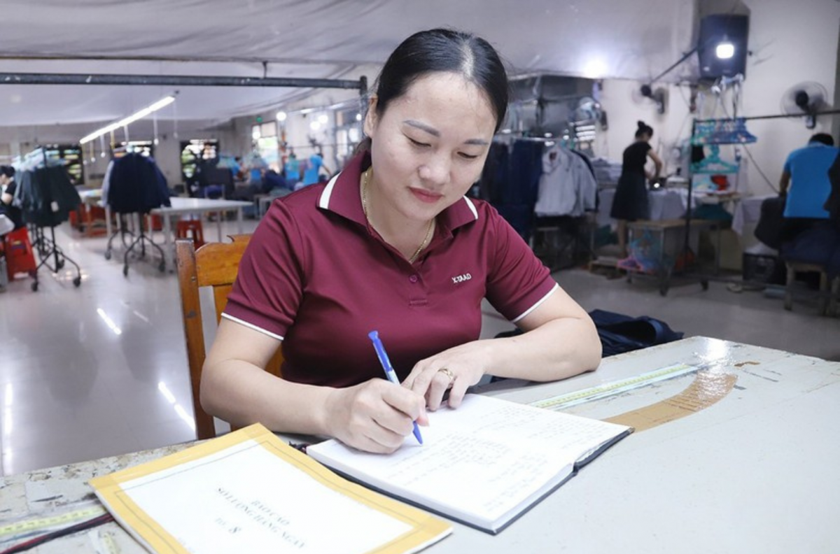 Người tổ trưởng tận tâm giữa nhịp máy công nghiệp