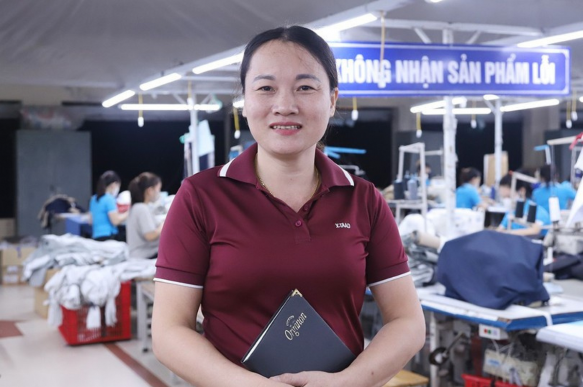 Người tổ trưởng tận tâm giữa nhịp máy công nghiệp