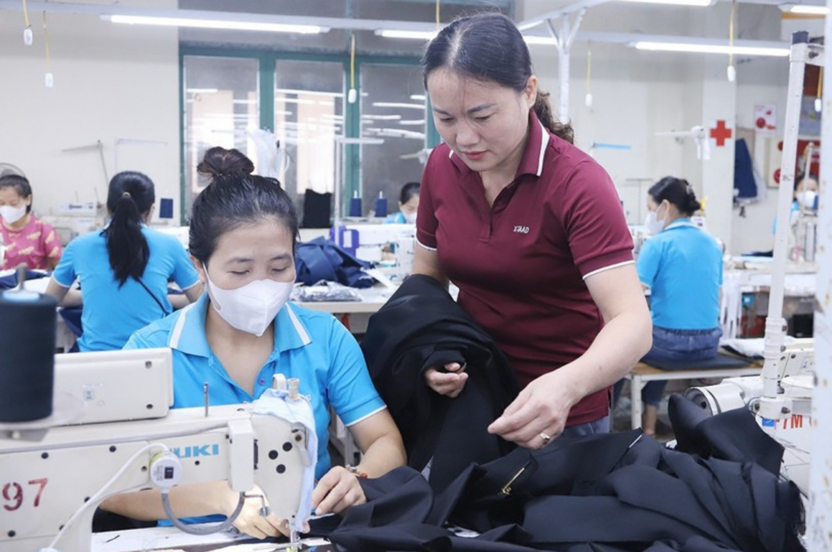 Người tổ trưởng tận tâm giữa nhịp máy công nghiệp