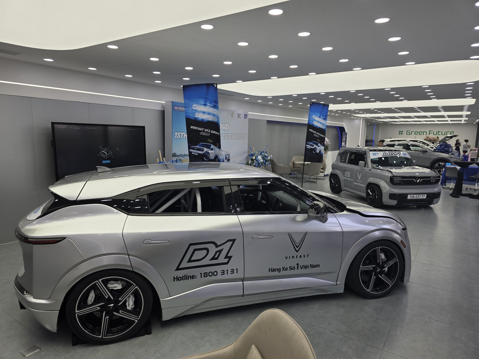 Cận cảnh VinFast VF3 và VF7 độ drift đầu tiên tại Việt Nam