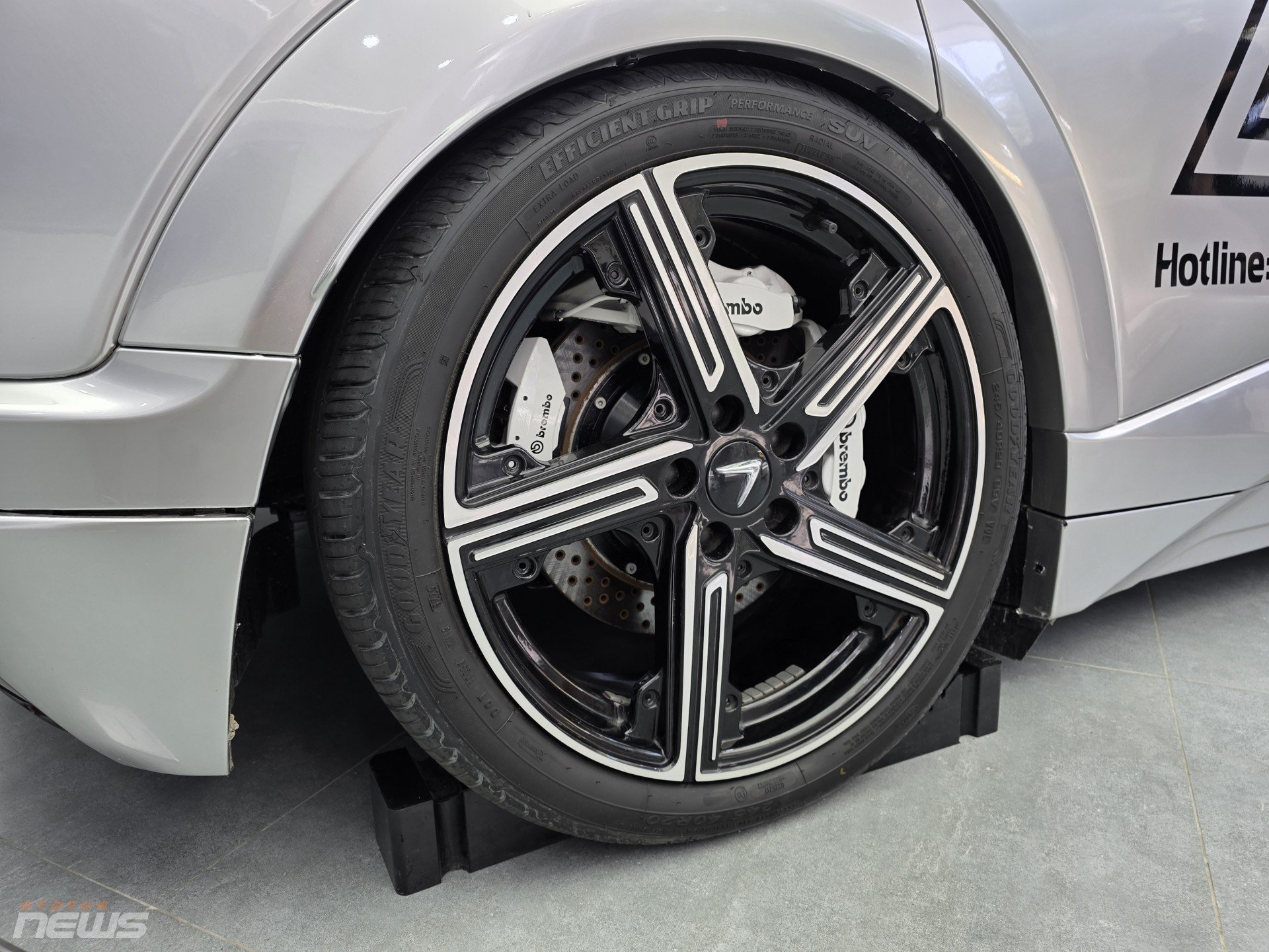 Cận cảnh VinFast VF 3 và VF 7 độ drift đầu tiên tại Việt Nam