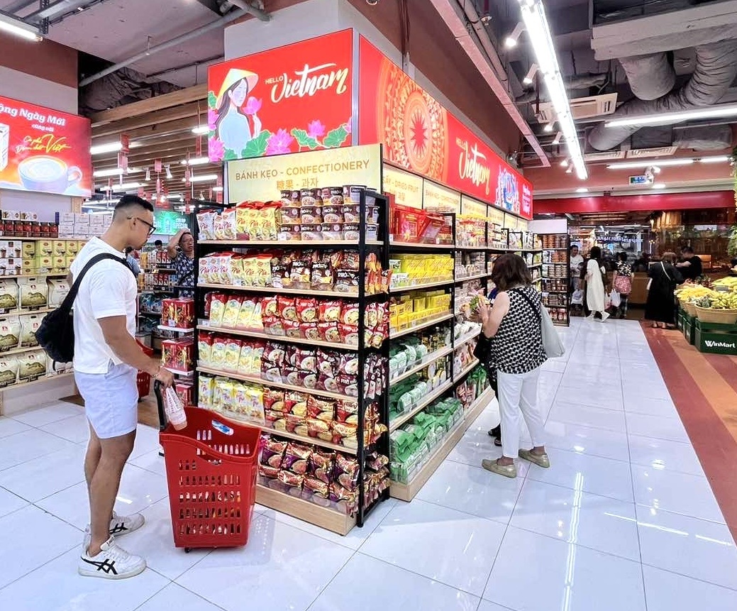 Người tiêu dùng mua sắm các sản phẩm Việt Nam làm quà tặng tại siêu thị WinMart