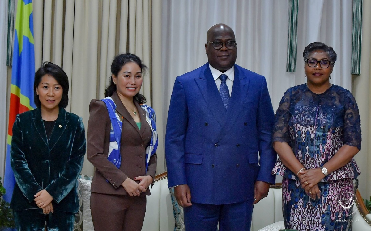 Tổng thống CHDC Congo - ông Félix Tshisekedi (thứ 2 từ phải sang), Thủ tướng CHDC Congo - bà Judith Suminwa Tuluka (ngoài cùng bên phải) và bà Lê Thị Thu Thuỷ - Phó Chủ tịch Vingroup (thứ 2 từ trái sang) trong buổi trao đổi hợp tác 
