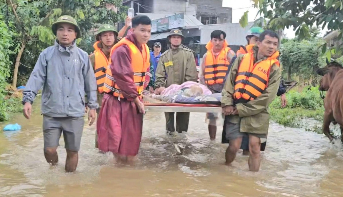Mưa lũ lớn tại Đà Nẵng: Tinh thần Mưa lũ lớn tại Đà Nẵng: Tinh thần