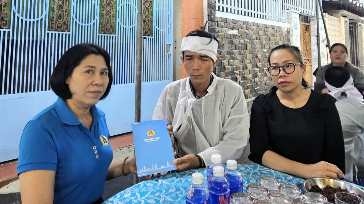 Vòng tay Công đoàn giữa nỗi đau mất mát Vòng tay Công đoàn giữa nỗi đau mất mát