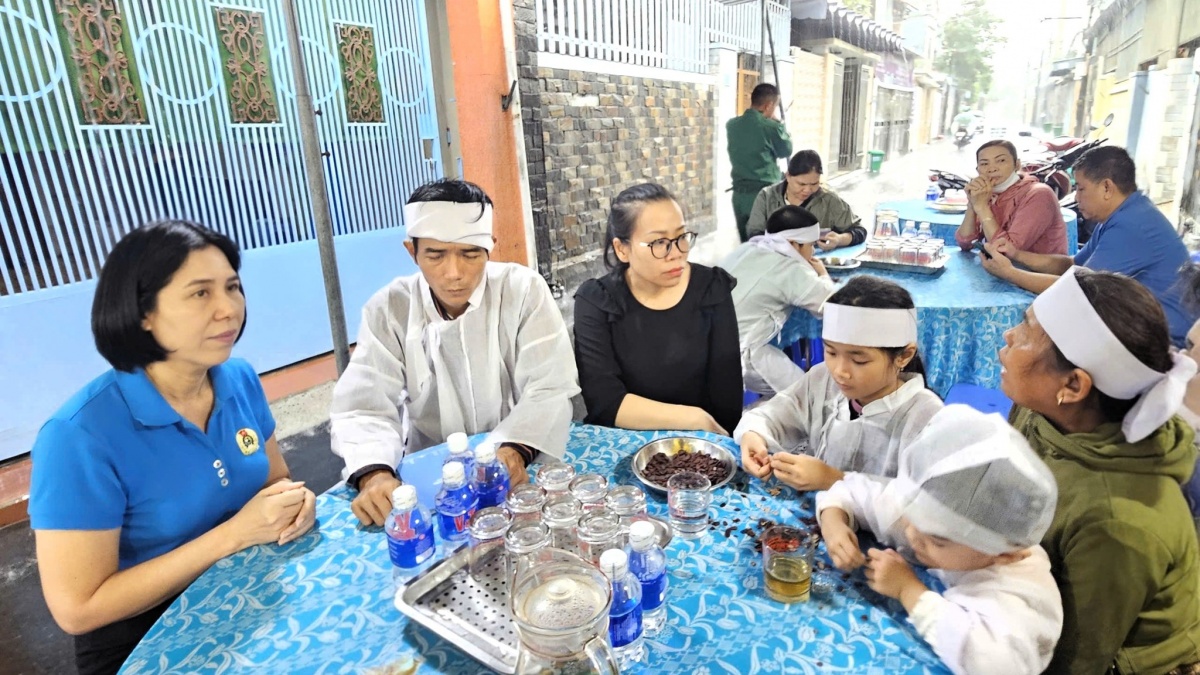 Vòng tay Công đoàn giữa nỗi đau mất mát Vòng tay Công đoàn giữa nỗi đau mất mát