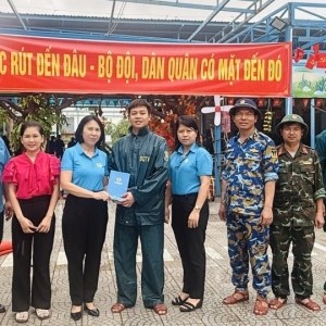 Giữa "biển nước" Đà Nẵng, Công đoàn mang "hơi ấm" đến lực lượng tuyến đầu