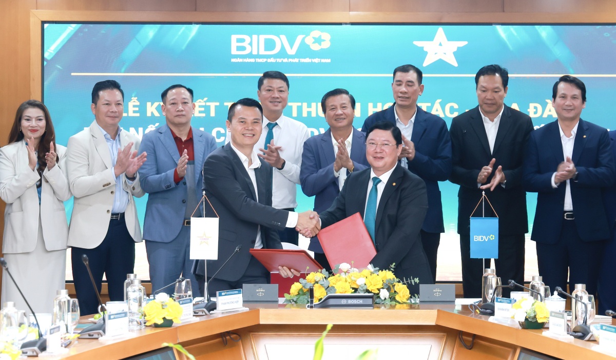 Ông Nguyễn Phúc Long (Chủ tịch Câu lạc bộ Sao Vàng đất Việt) và ông Đoàn Việt Nam (Phó Tổng Giám đốc BIDV) đại diện hai đơn vị ký kết thỏa thuận hợp tác Ông Nguyễn Phúc Long (Chủ tịch Câu lạc bộ Sao Vàng đất Việt) và ông Đoàn Việt Nam (Phó Tổng Giám đốc BIDV) đại diện hai đơn vị ký kết thỏa thuận hợp tác