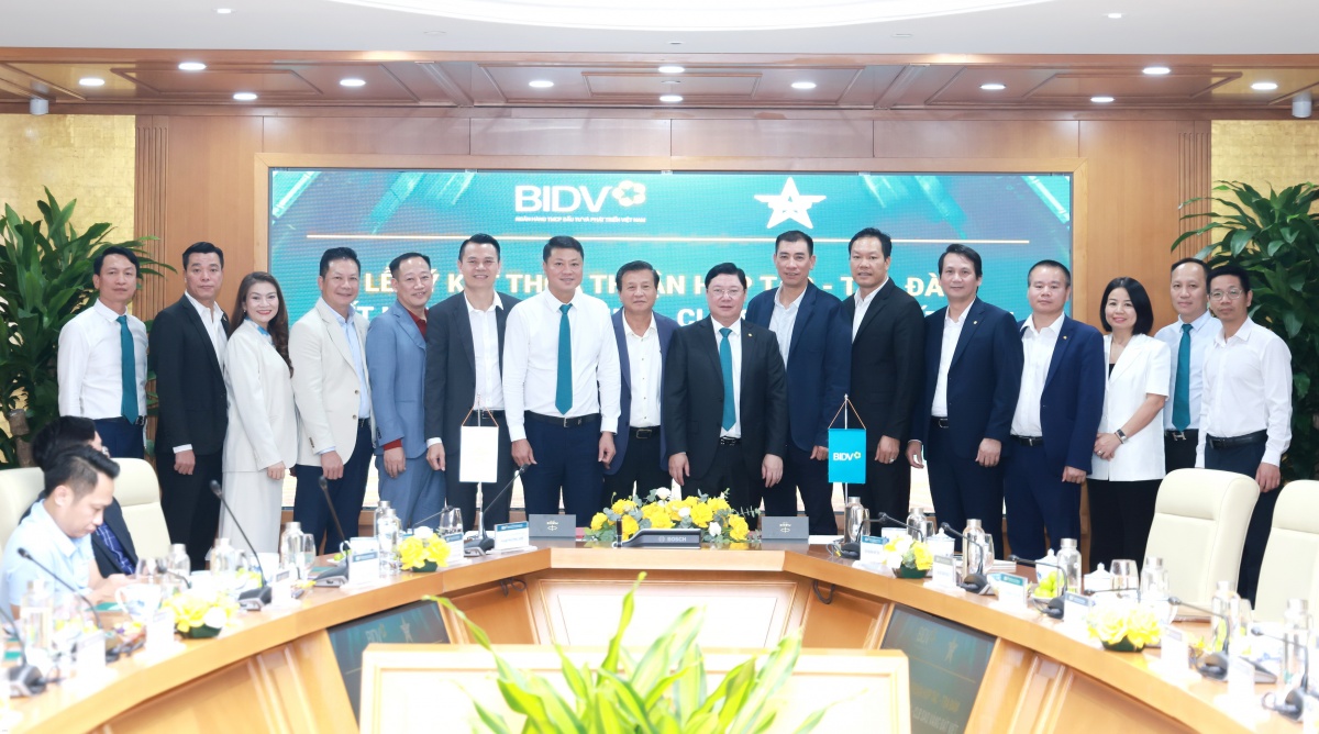 Các đại biểu tham dự Lễ ký kết chụp ảnh lưu niệm Các đại biểu tham dự Lễ ký kết chụp ảnh lưu niệm