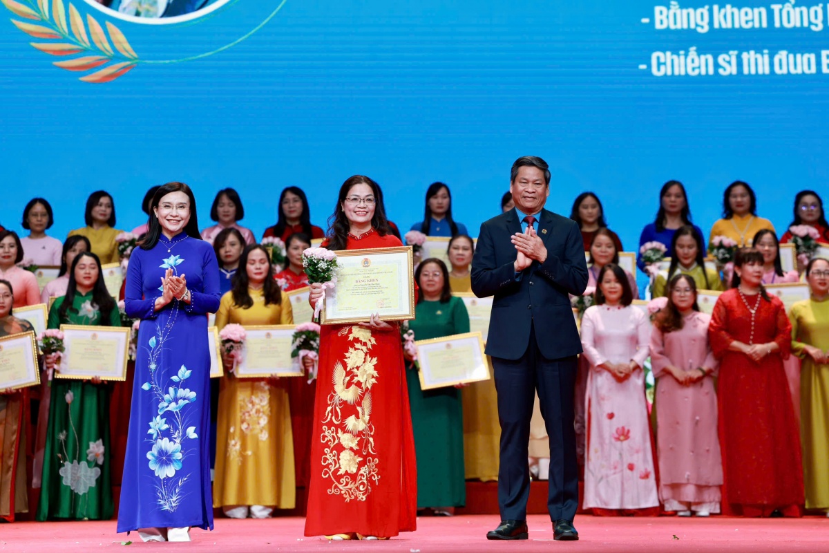 Chị Nguyễn Thị Thu Thủy nhận Bằng khen Tổng Liên Đoàn Lao động Việt Nam” Giỏi việc nước – Đảm việc nhà”. Ảnh: NVCC Chị Nguyễn Thị Thu Thủy nhận Bằng khen Tổng Liên Đoàn Lao động Việt Nam” Giỏi việc nước – Đảm việc nhà”. Ảnh: NVCC