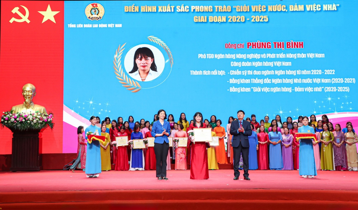 Chị Phùng Thị Bình nhận Bằng khen Tổng Liên Đoàn Lao động Việt Nam” Giỏi việc nước – Đảm việc nhà”. Ảnh: NVCC