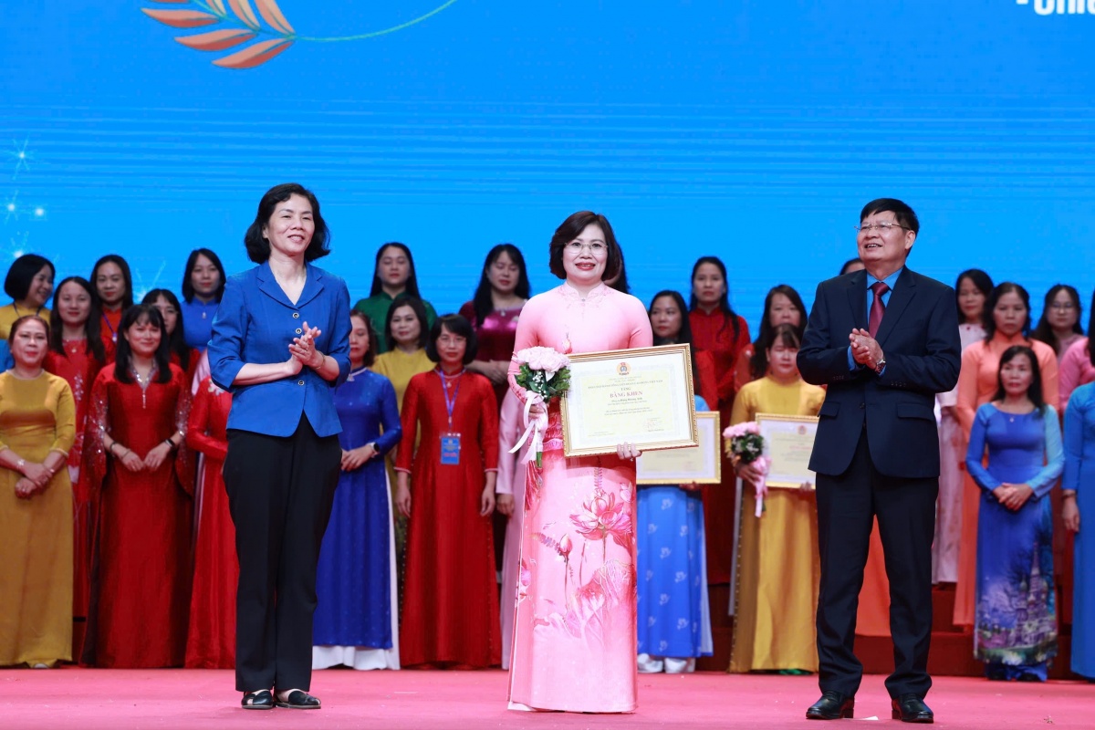 Chị Đặng Hoàng Anh nhận Bằng khen Tổng Liên Đoàn Lao động Việt Nam” Giỏi việc nước – Đảm việc nhà”. Ảnh: NVCC