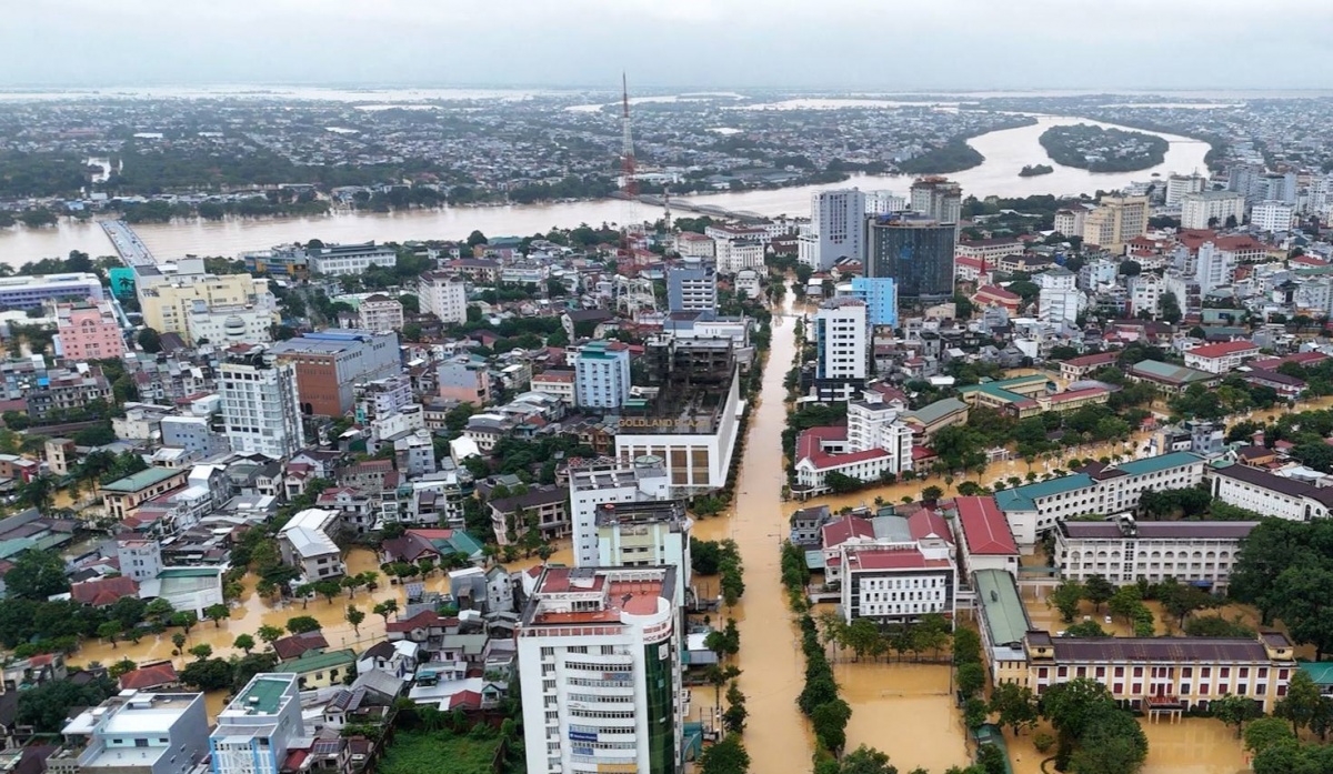 Đảng, Nhà nước cùng các tổ chức, đoàn thể luôn hướng về người dân vùng lũ Đảng, Nhà nước cùng các tổ chức, đoàn thể luôn hướng về người dân vùng lũ