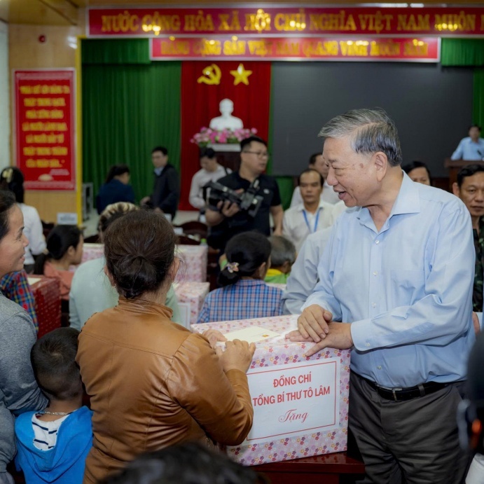 Đảng, Nhà nước cùng các tổ chức, đoàn thể luôn hướng về người dân vùng lũ