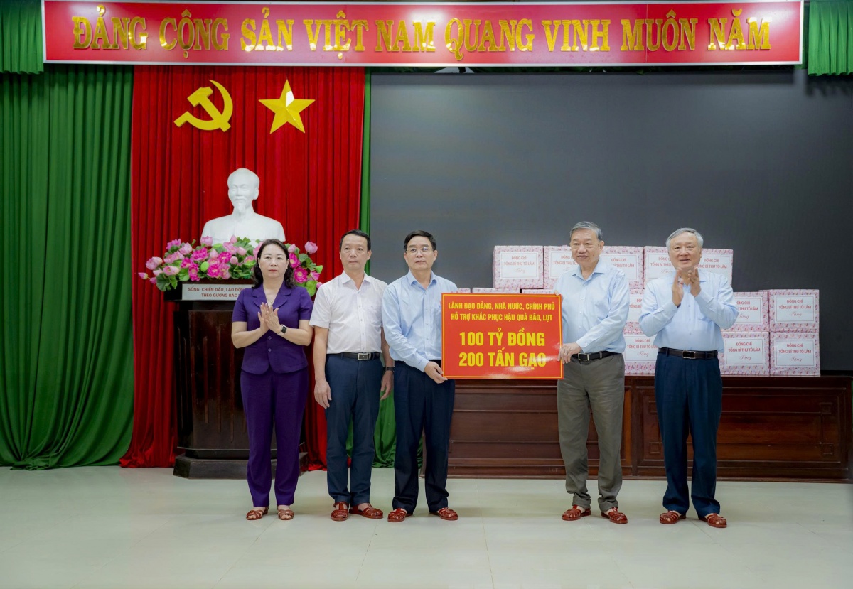 Đảng, Nhà nước cùng các tổ chức, đoàn thể luôn hướng về người dân vùng lũ Đảng, Nhà nước cùng các tổ chức, đoàn thể luôn hướng về người dân vùng lũ