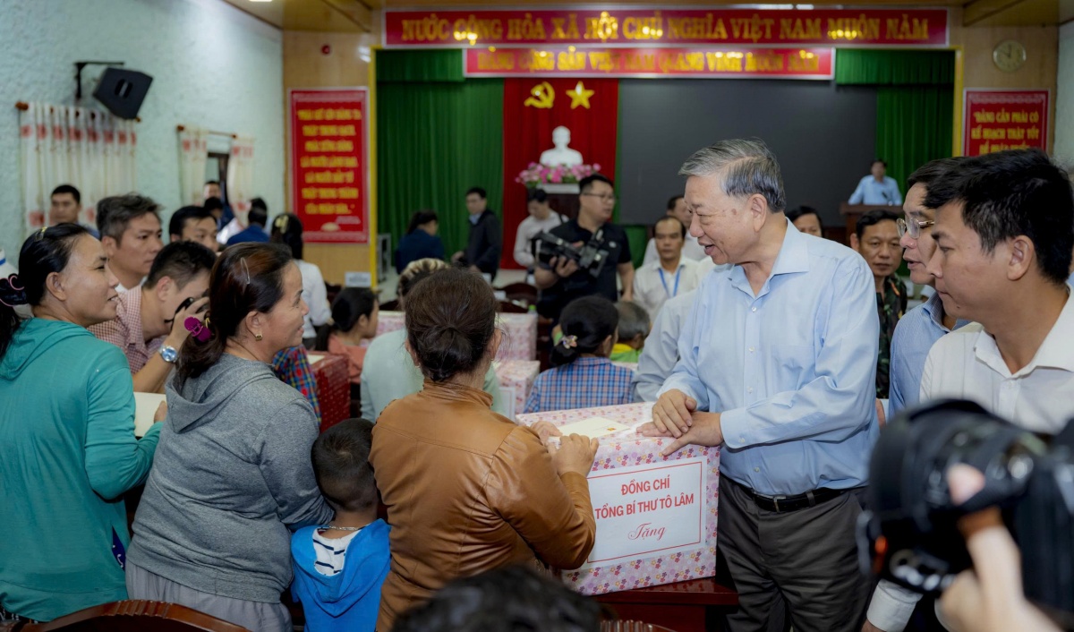 Đảng, Nhà nước cùng các tổ chức, đoàn thể luôn hướng về người dân vùng lũ Đảng, Nhà nước cùng các tổ chức, đoàn thể luôn hướng về người dân vùng lũ