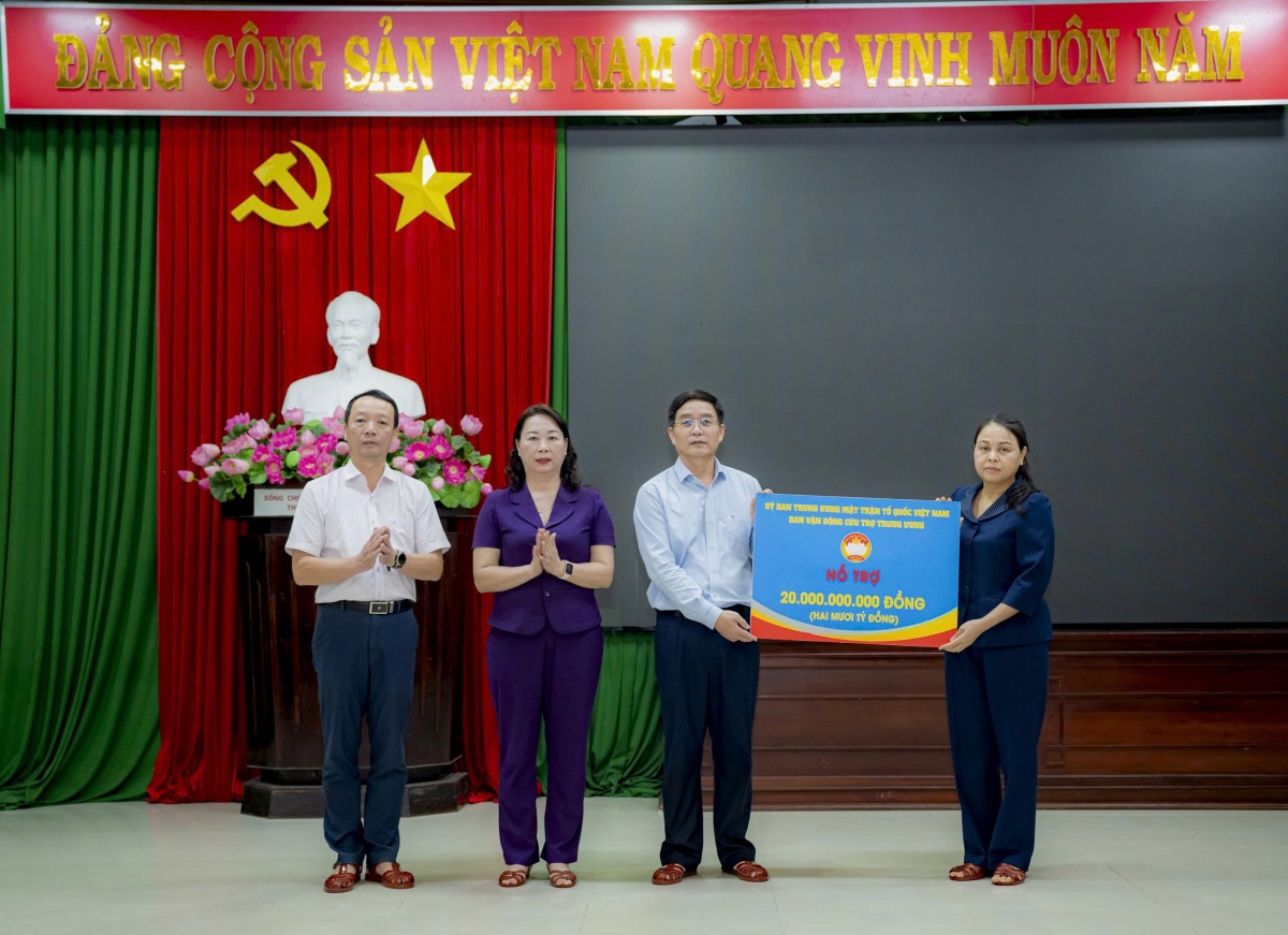 Đảng, Nhà nước cùng các tổ chức, đoàn thể luôn hướng về người dân vùng lũ Đảng, Nhà nước cùng các tổ chức, đoàn thể luôn hướng về người dân vùng lũ