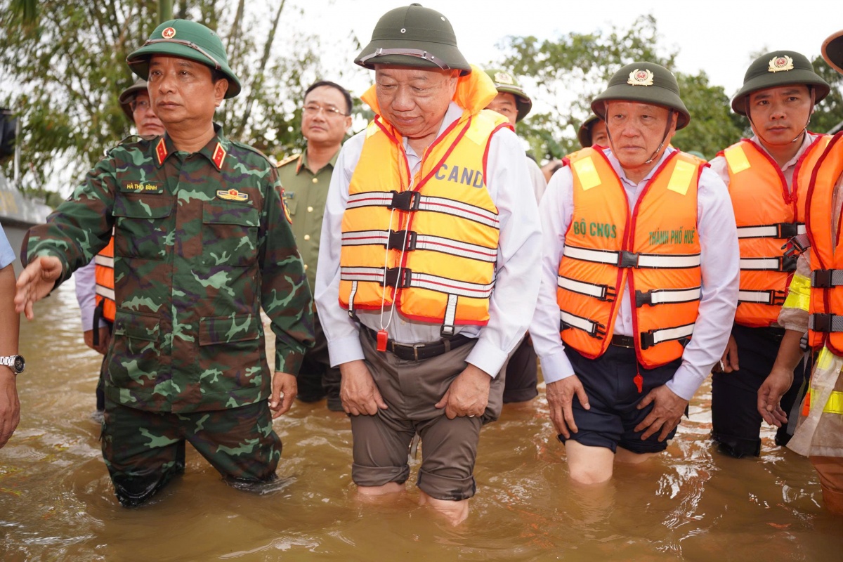 Đảng, Nhà nước cùng các tổ chức, đoàn thể luôn hướng về người dân vùng lũ Đảng, Nhà nước cùng các tổ chức, đoàn thể luôn hướng về người dân vùng lũ