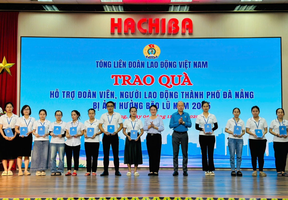 Tổng LĐLĐ Việt Nam trao hỗ trợ công nhân Đà Nẵng bị thiệt hại do bão lũ