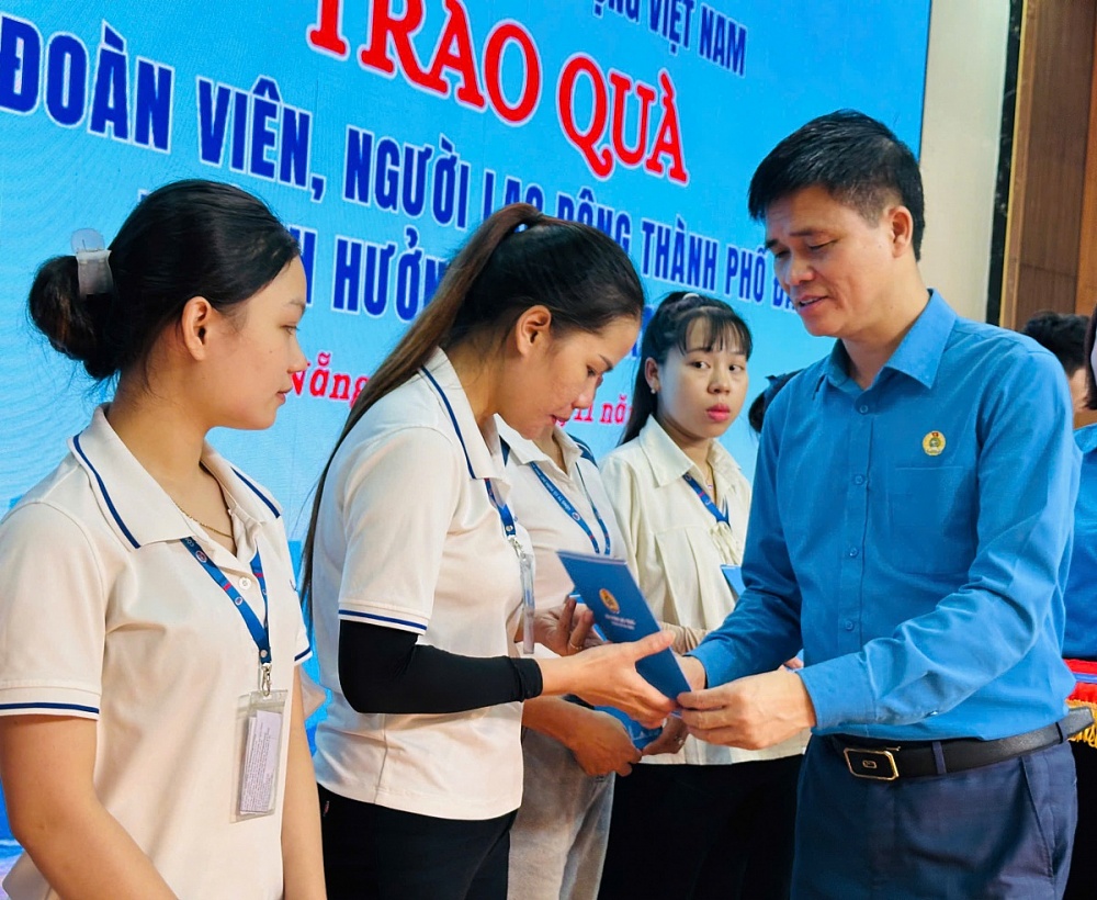 Tổng LĐLĐ Việt Nam trao hỗ trợ công nhân Đà Nẵng bị thiệt hại do bão lũ