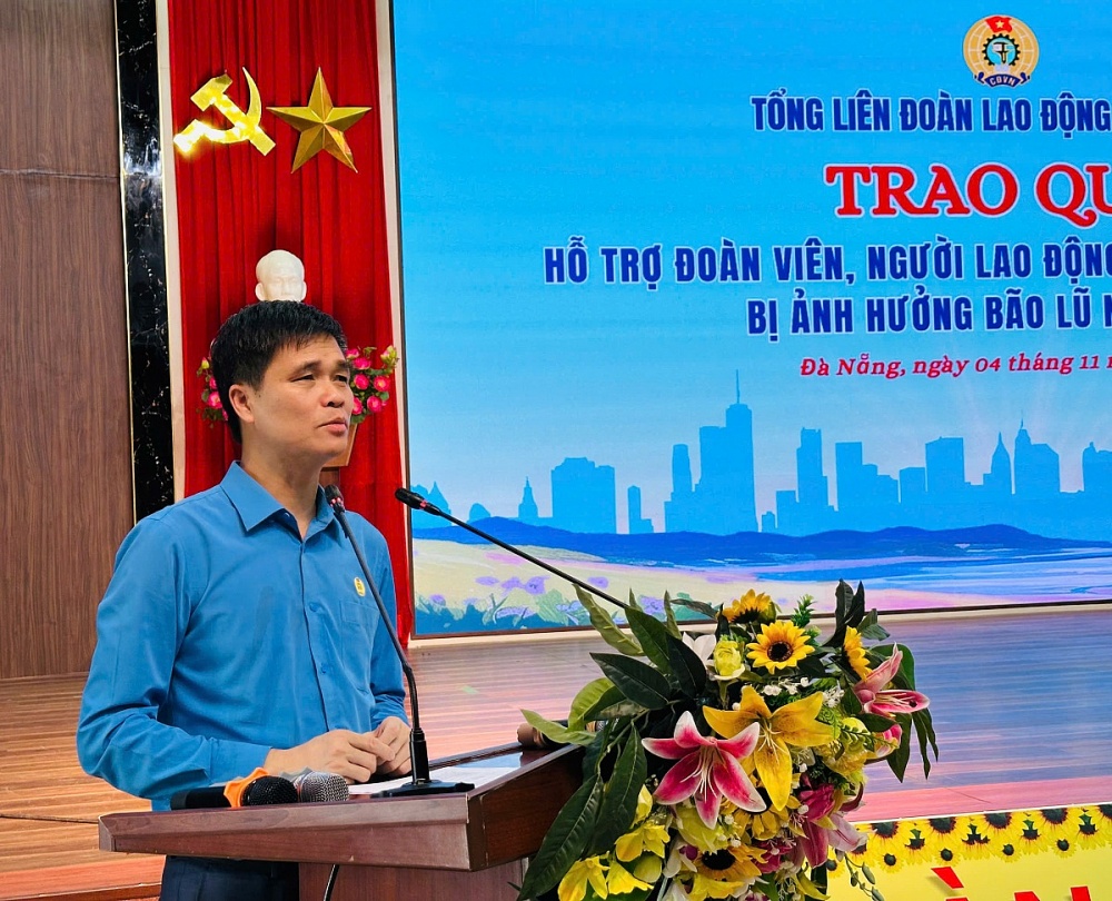 Tổng LĐLĐ Việt Nam trao hỗ trợ công nhân Đà Nẵng bị thiệt hại do bão lũ