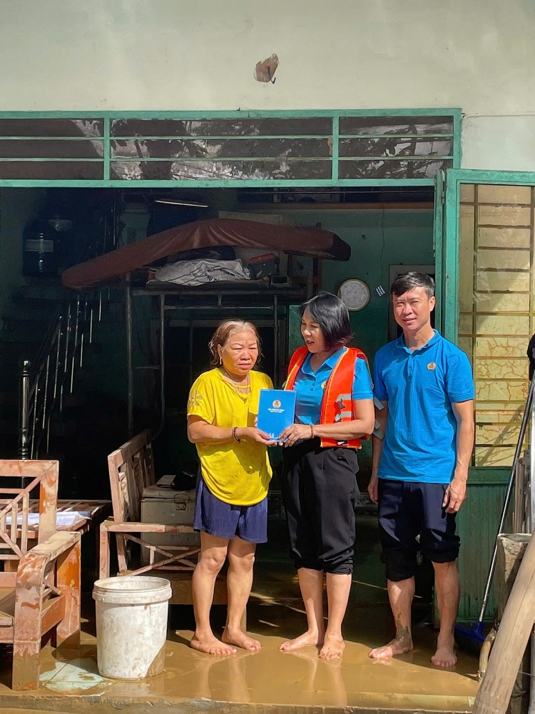 Tổng Liên đoàn sẻ chia khó khăn với người lao động Đà Nẵng ảnh hưởng bởi mưa lũ