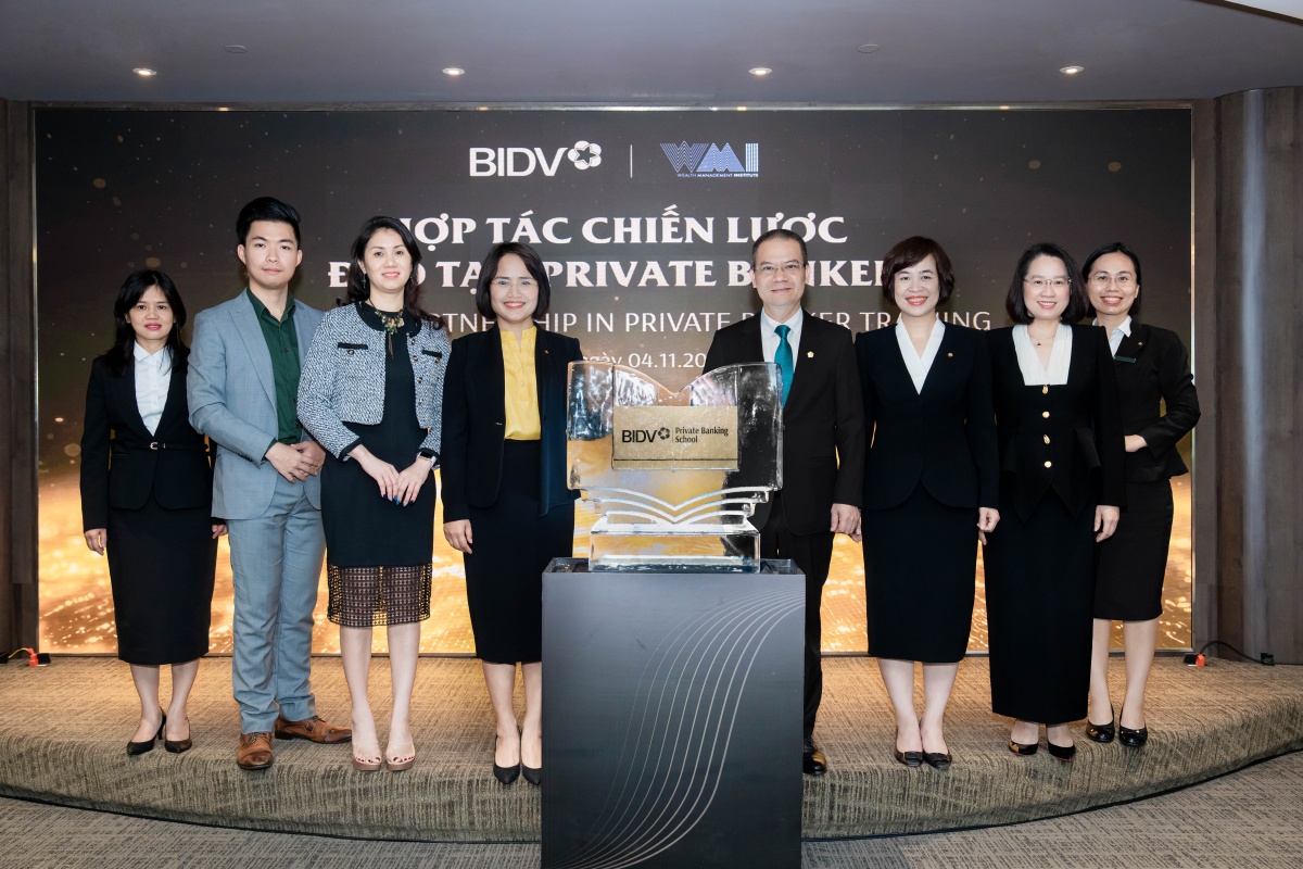 Đại diện BIDV và WMI Singapore tại Lễ ra mắt chương trình hợp tác đào tạo Private Banker Đại diện BIDV và WMI Singapore tại Lễ ra mắt chương trình hợp tác đào tạo Private Banker