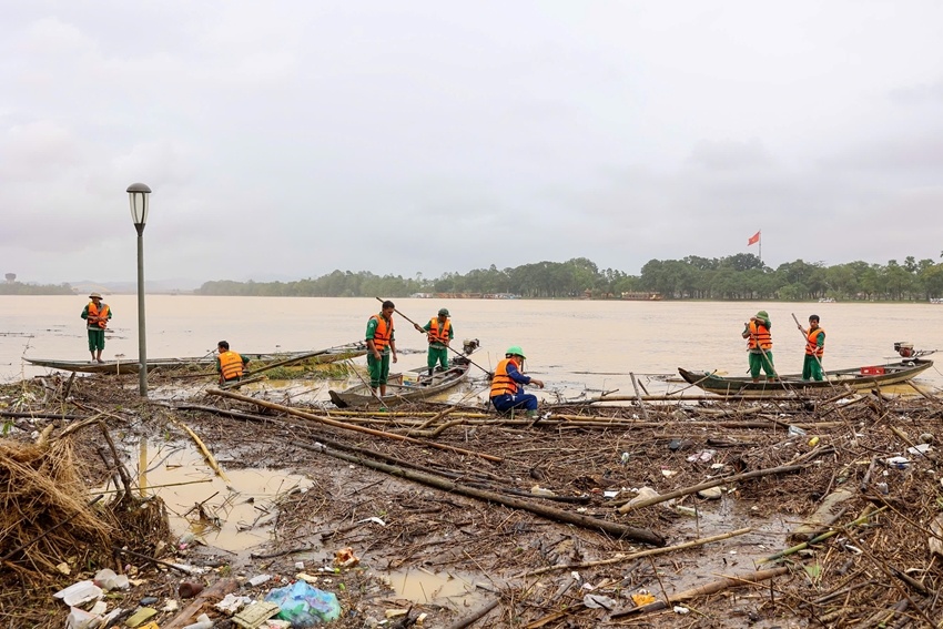 Hơn 20 xã, phường ở Huế bị ngập lụt, các lực lượng dốc sức làm sạch môi trường Hơn 20 xã, phường ở Huế bị ngập lụt, các lực lượng dốc sức làm sạch môi trường