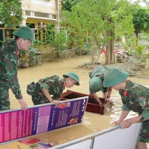 Hơn 20 xã, phường ở Huế bị ngập lụt, các lực lượng dốc sức làm sạch môi trường