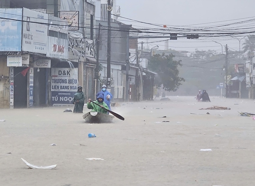 Hơn 20 xã, phường ở Huế bị ngập lụt, các lực lượng dốc sức làm sạch môi trường Hơn 20 xã, phường ở Huế bị ngập lụt, các lực lượng dốc sức làm sạch môi trường