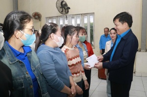 Công đoàn chia sẻ, tiếp sức cho người lao động ở vùng lũ Quảng Trị