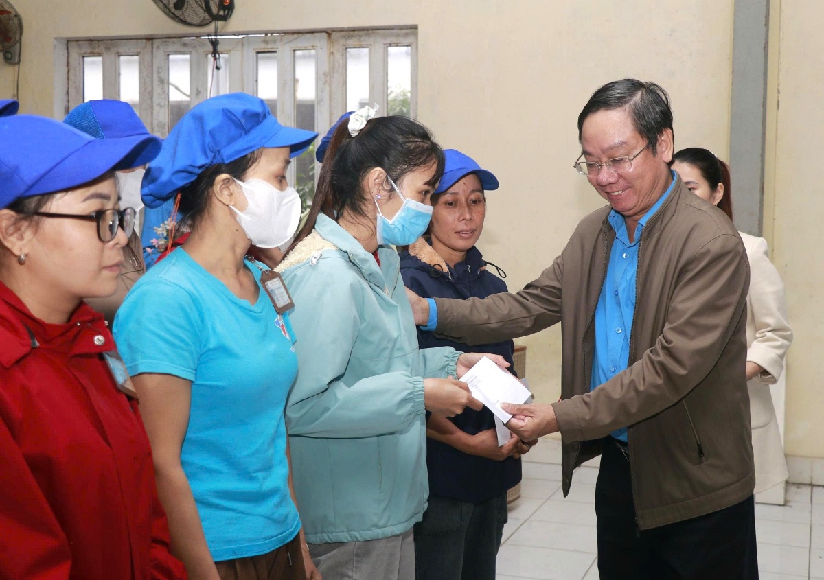 Công đoàn chia sẻ, tiếp sức cho người lao động ở vùng lũ Quảng Trị Công đoàn chia sẻ, tiếp sức cho người lao động ở vùng lũ Quảng Trị