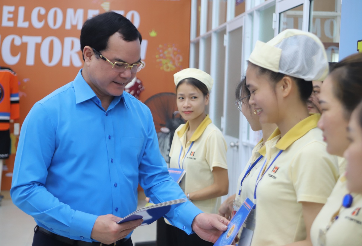 Tổng LĐLĐ Việt Nam hỗ trợ 1 tỉ đồng giúp người lao động ở Huế khắc phục bão lũ