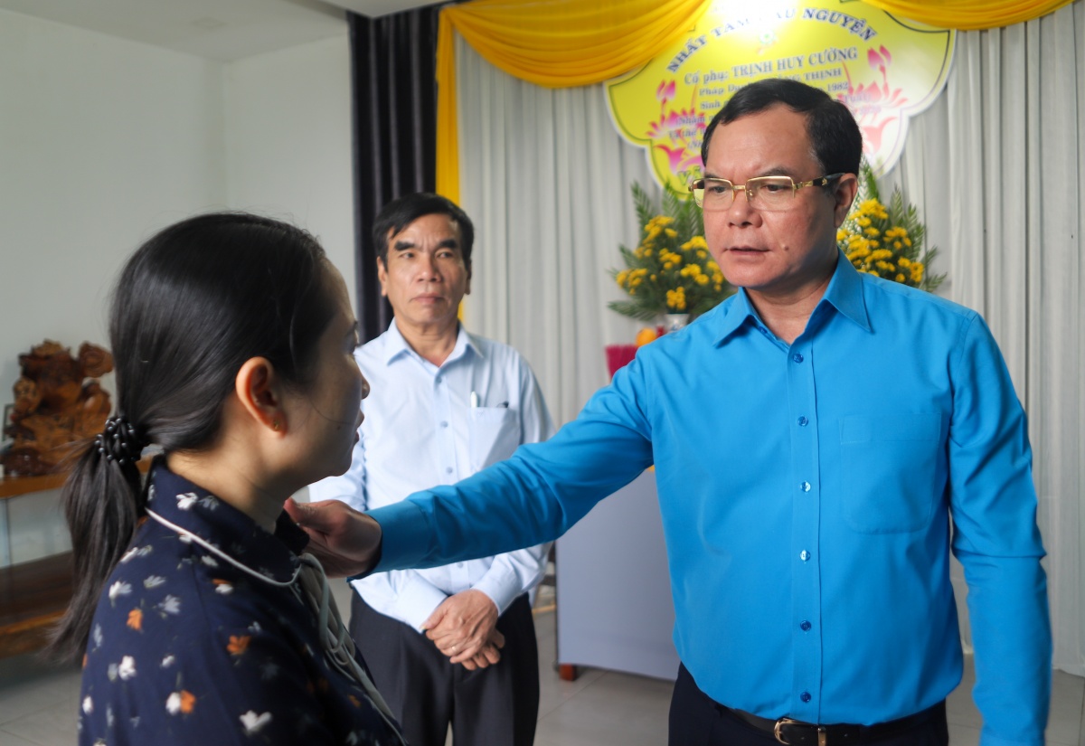 Tổng LĐLĐ Việt Nam hỗ trợ 1 tỉ đồng giúp người lao động ở Huế khắc phục bão lũ