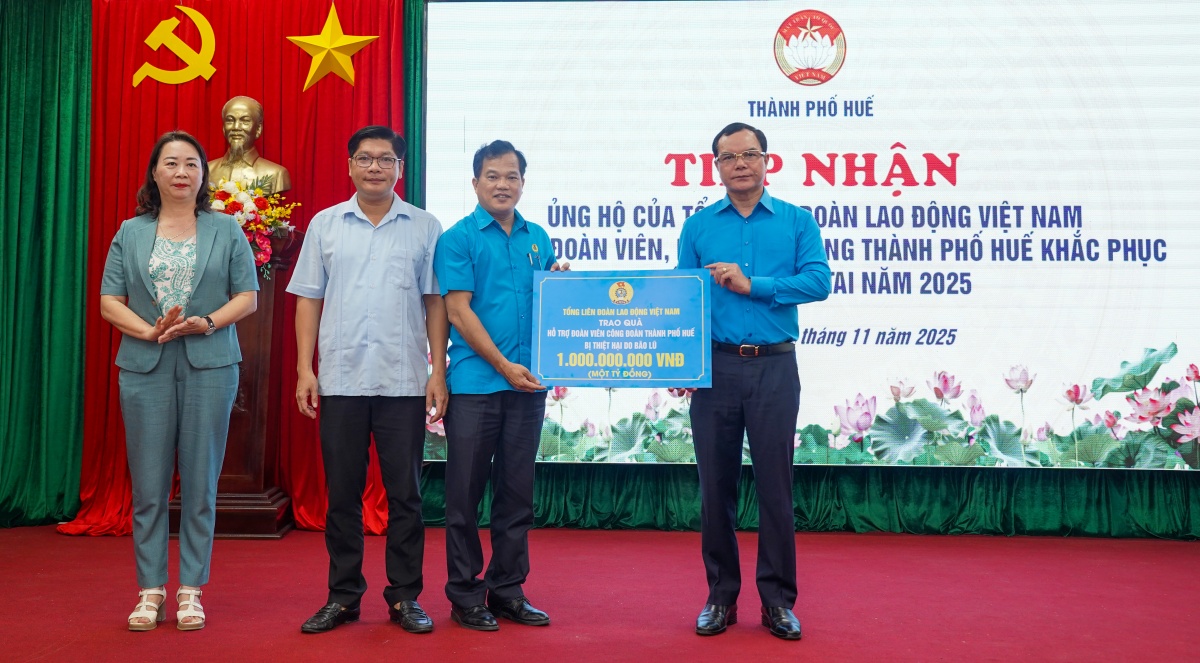 Tổng LĐLĐ Việt Nam hỗ trợ 1 tỉ đồng giúp người lao động ở Huế khắc phục bão lũ