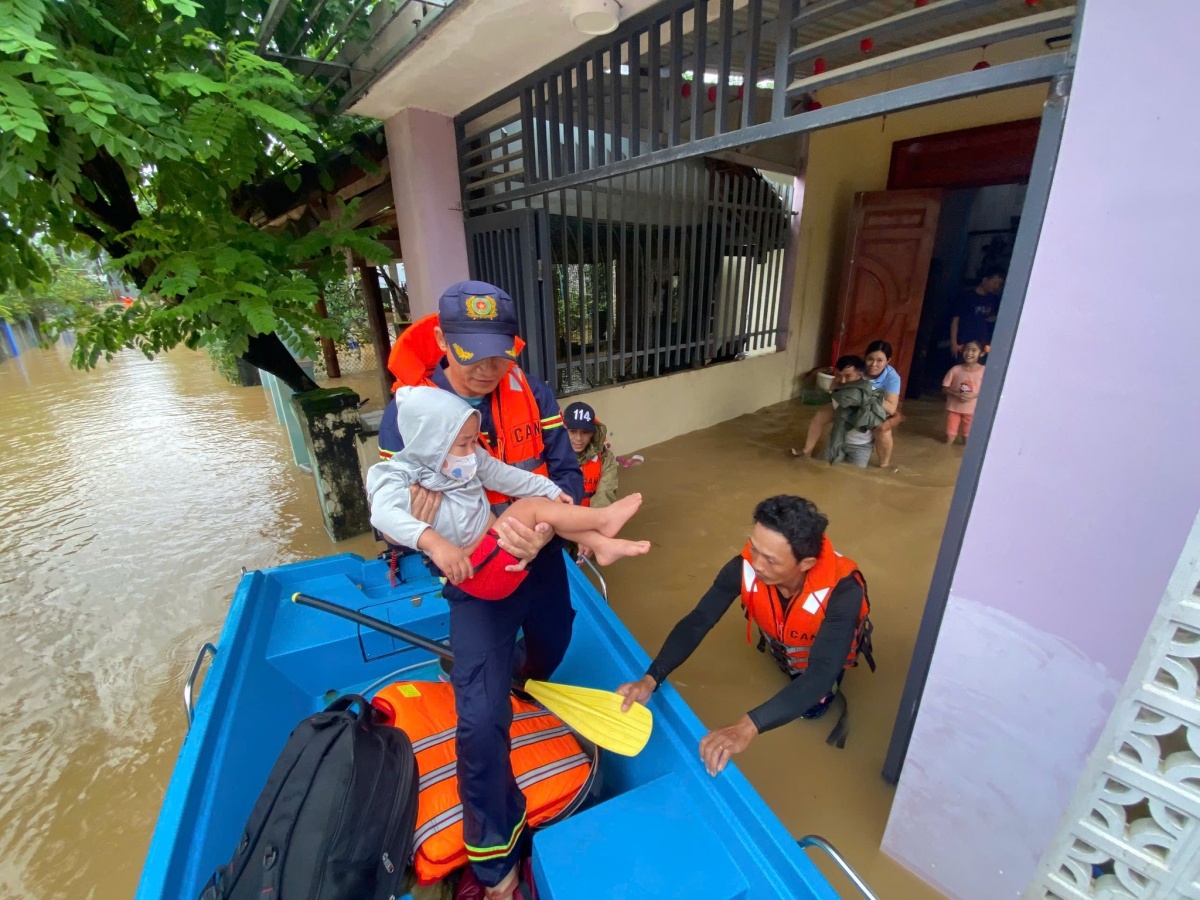 Công nhân Đà Nẵng mất sạch tài sản sau lũ, doanh nghiệp chi hàng chục tỷ đồng tiếp sức Công nhân Đà Nẵng mất sạch tài sản sau lũ, doanh nghiệp chi hàng chục tỷ đồng tiếp sức