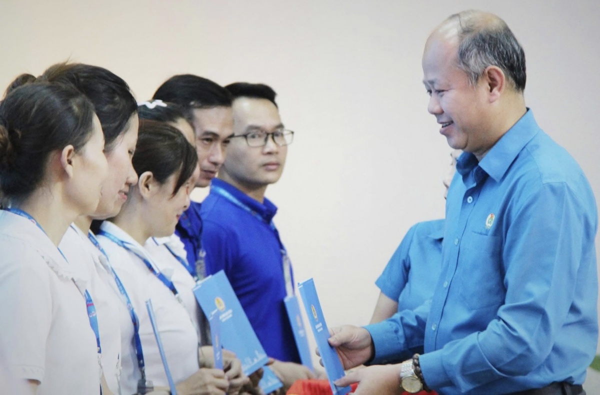 Công nhân Đà Nẵng mất sạch tài sản sau lũ, doanh nghiệp chi hàng chục tỷ đồng tiếp sức Công nhân Đà Nẵng mất sạch tài sản sau lũ, doanh nghiệp chi hàng chục tỷ đồng tiếp sức